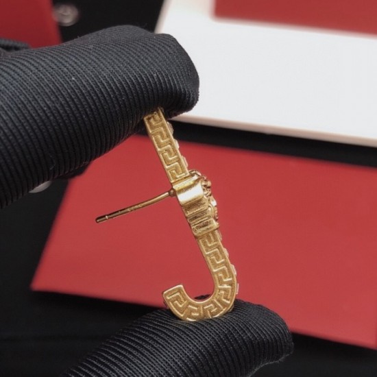 Earrings that attract attention in early spring 2023SS VERSACE Versace Earrings that attract attention in early spring 2023SS VERSACE Versace